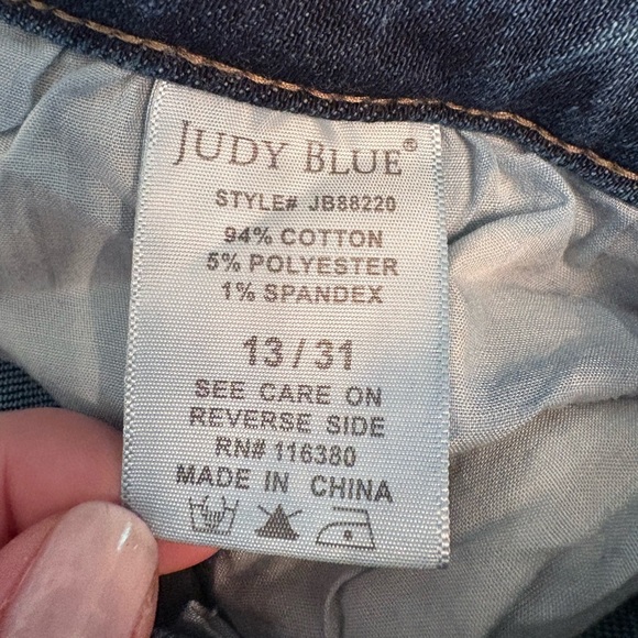 Judy Blue distressed denim jeans-13/31 - Picture 4 of 9